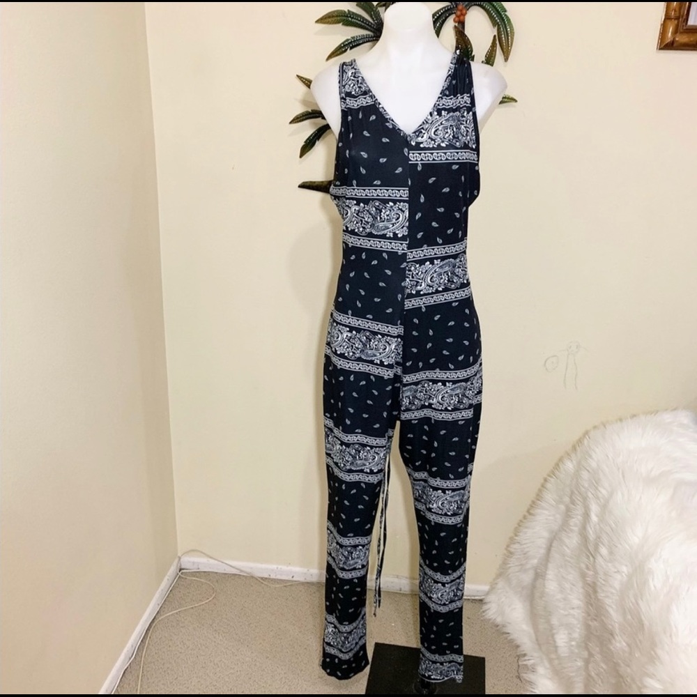 🌻 Blue white boho bandana print open back jumpsuit. Size XL